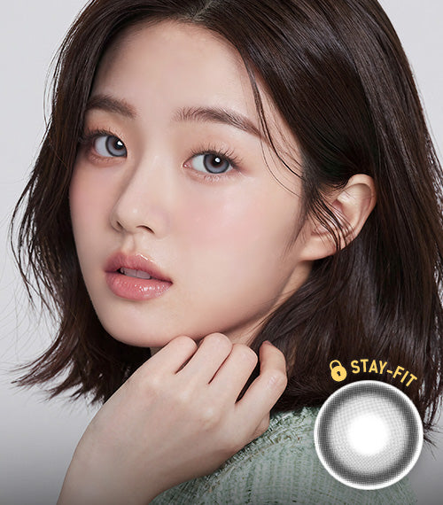 LUMI BIG ASH GRAY着用イメージ。洗練されたグレー系の水光カラコン